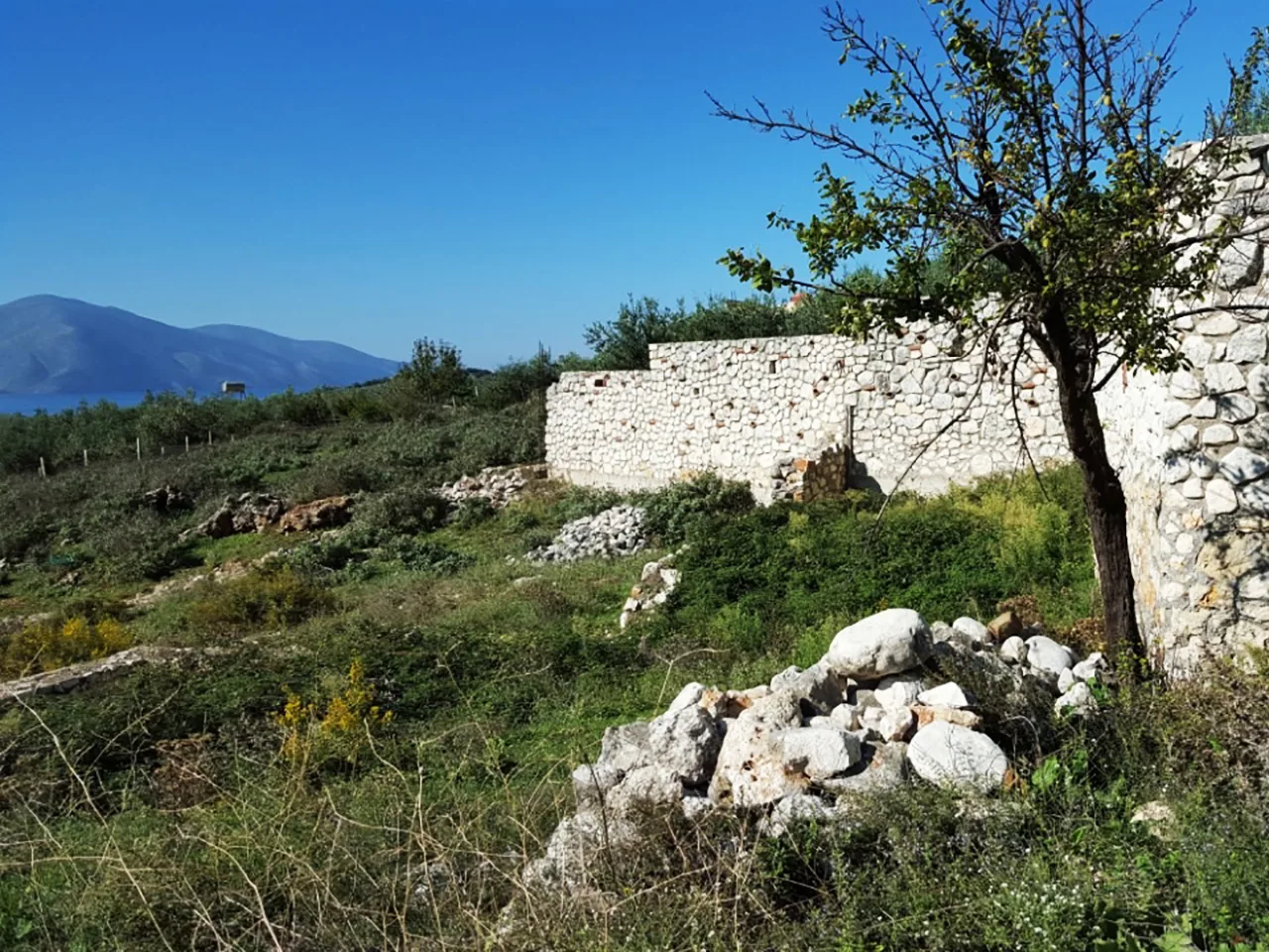 Shitet tokë truall në “tragjas”, vlorë