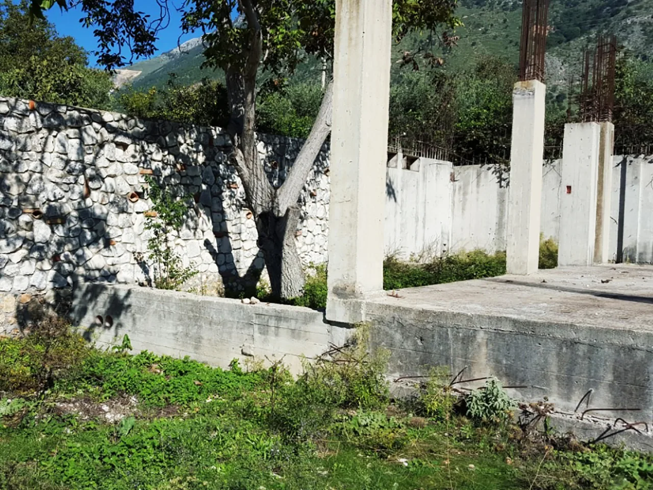 Shitet tokë truall në “tragjas”, vlorë