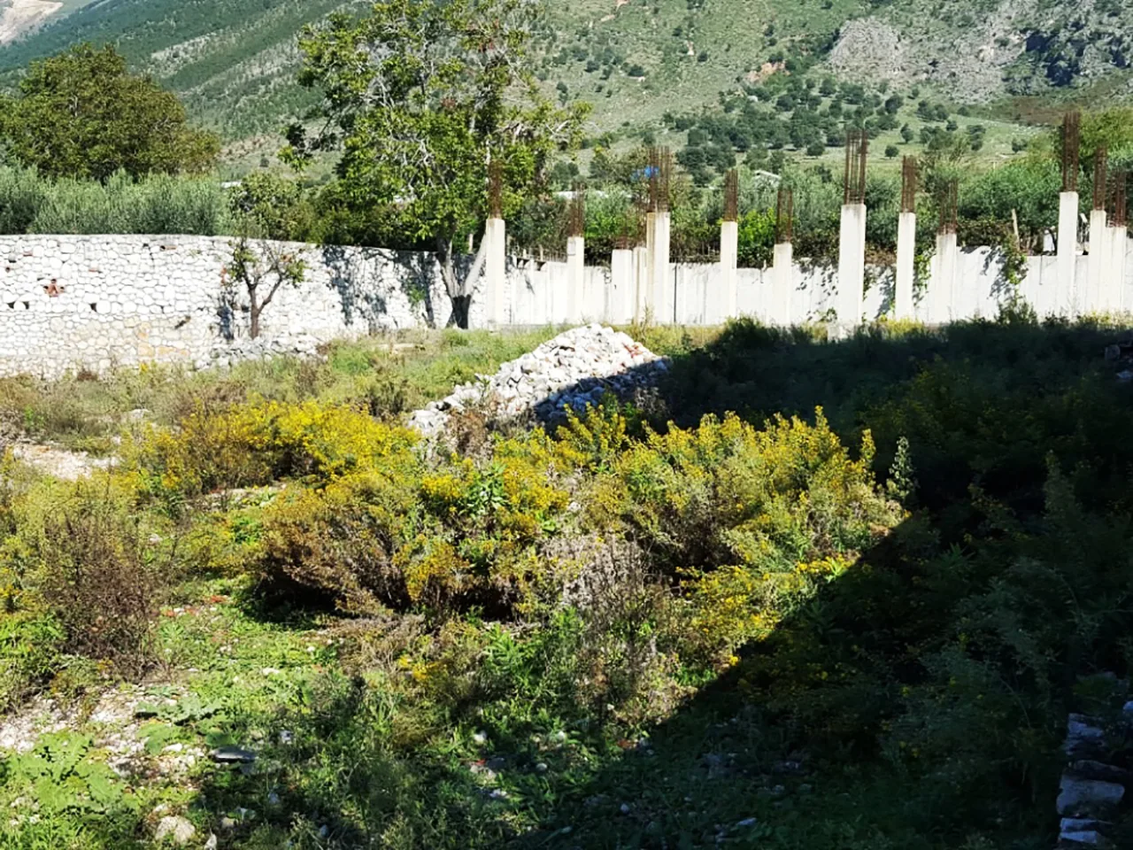 Shitet tokë truall në “tragjas”, vlorë