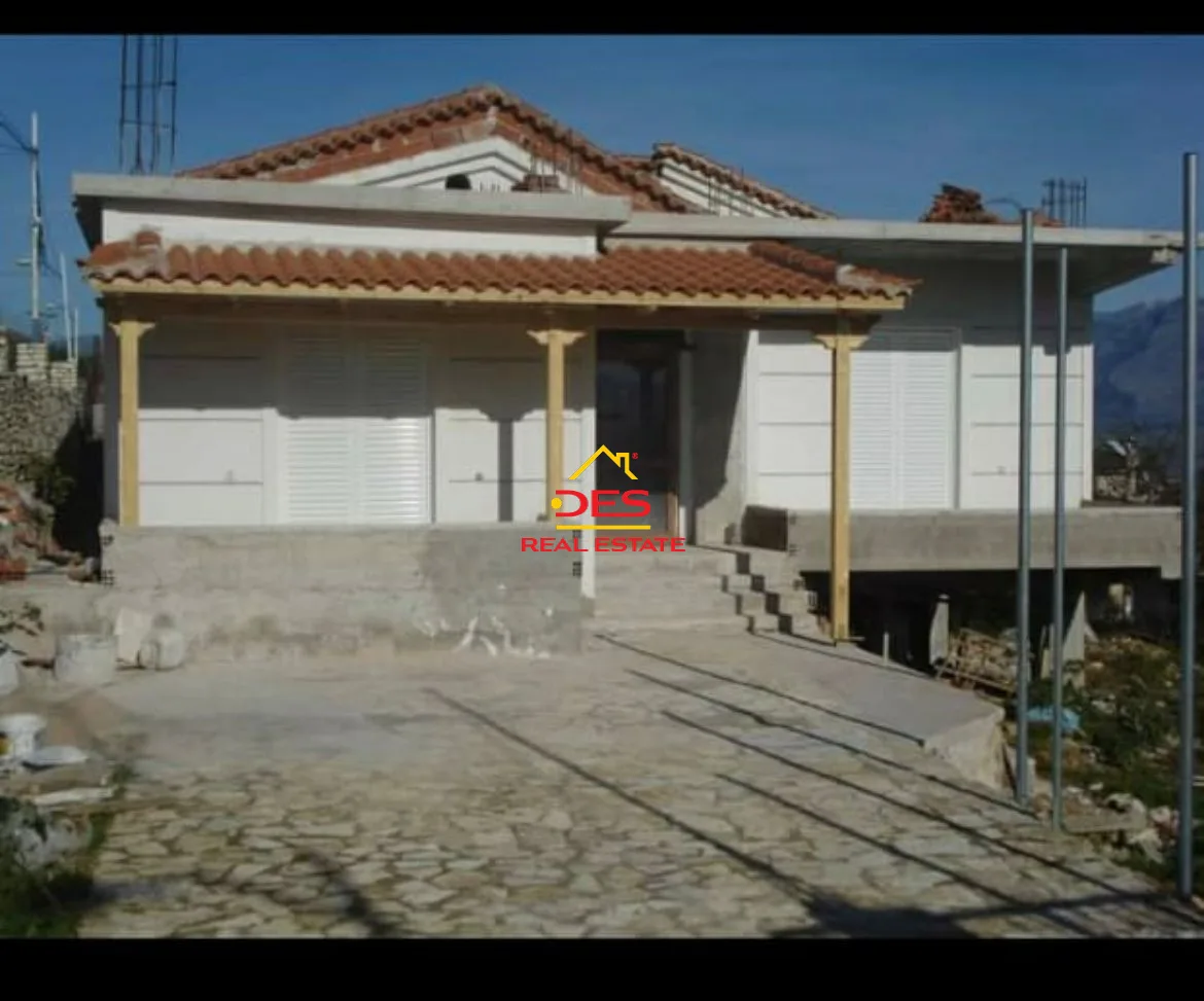 Shitet shtëpi private në gjashtë,sarandë