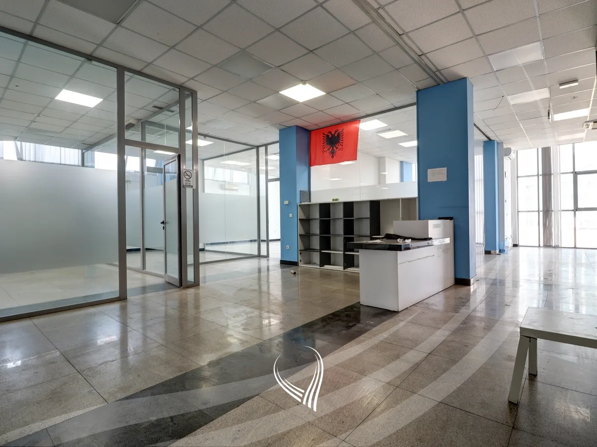 Zyre 934m2 me qira në lagjen Pejton