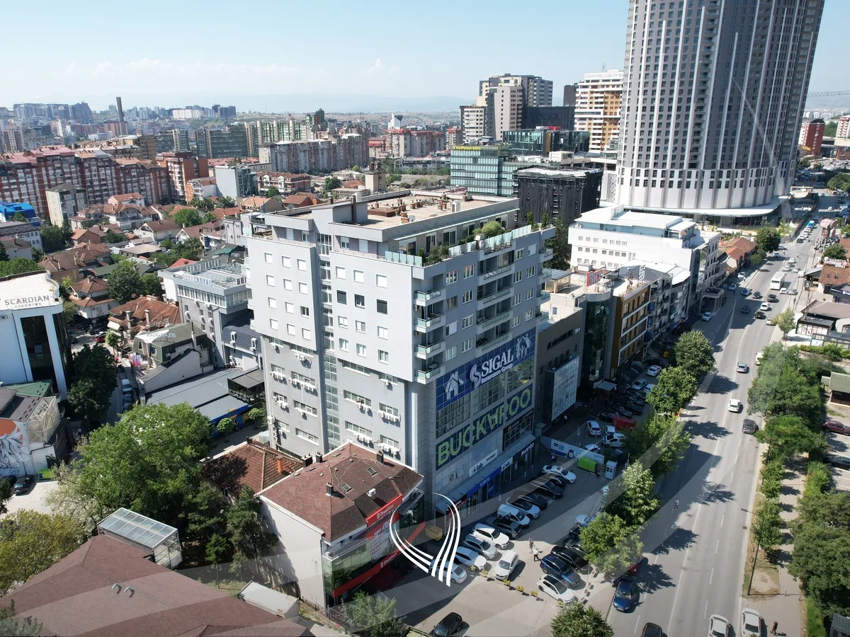 Zyre 934m2 me qira në lagjen Pejton