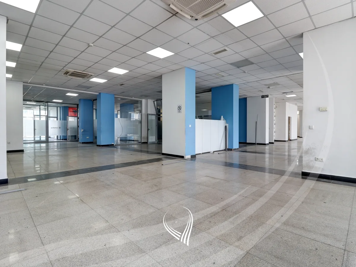 Zyre 934m2 me qira në lagjen Pejton