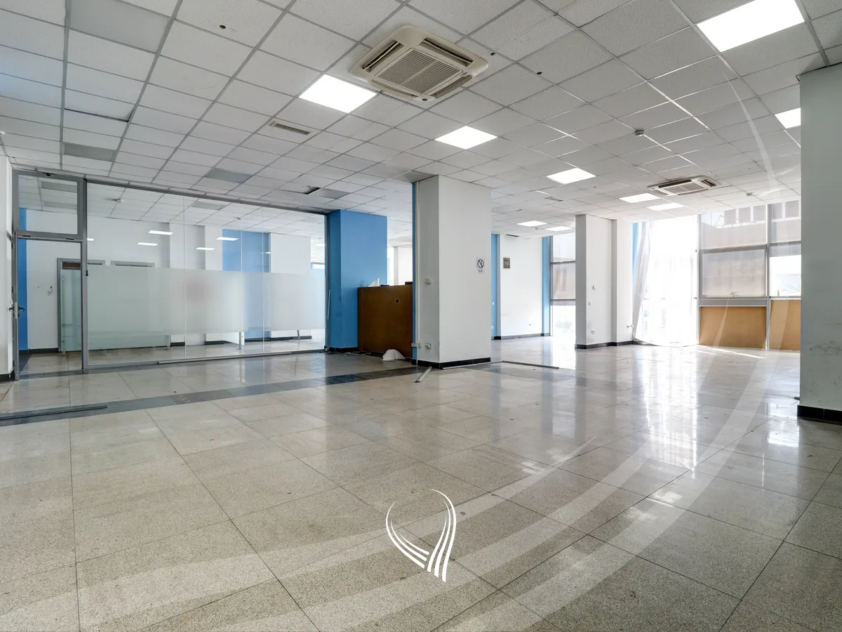 Zyre 934m2 me qira në lagjen Pejton