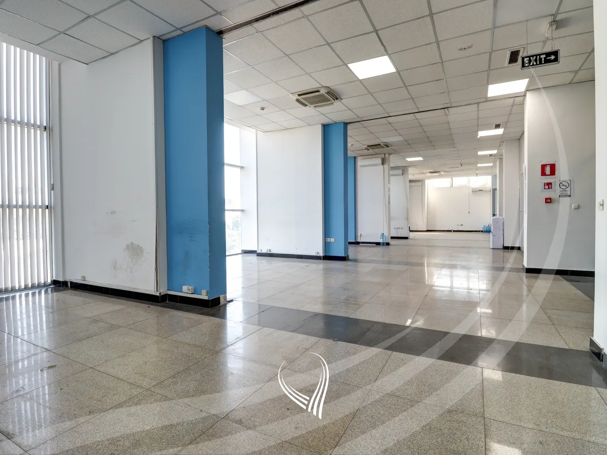 Zyre 934m2 me qira në lagjen Pejton
