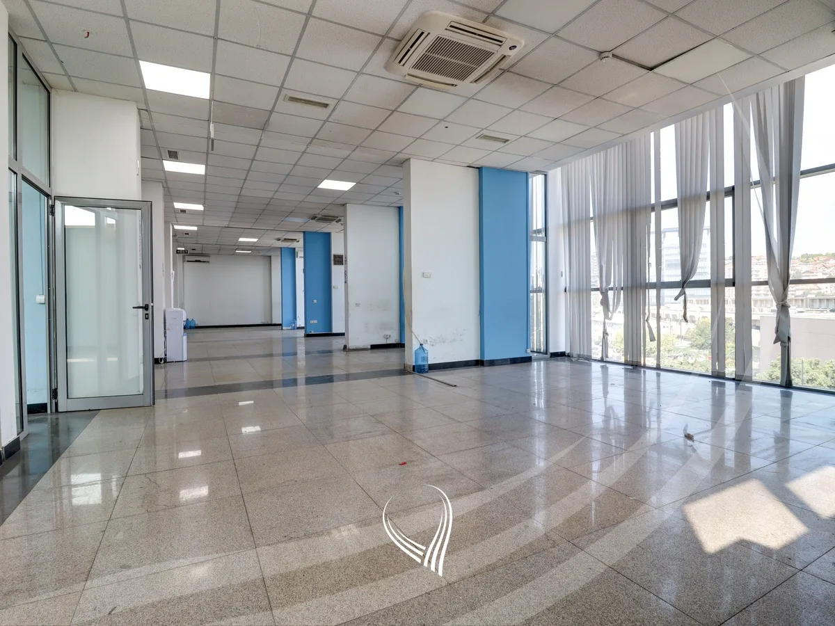 Zyre 934m2 me qira në lagjen Pejton