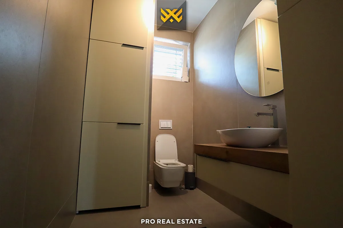 Dy shtëpi 350m² + 250m² për #SHITJE në Lagjen Qëndresa