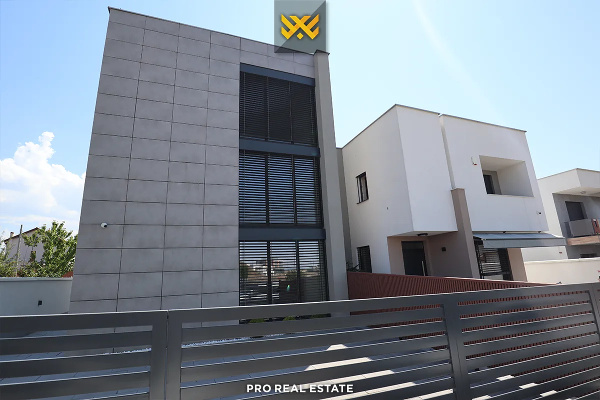 Dy shtëpi 350m² + 250m² për #SHITJE në Lagjen Qëndresa