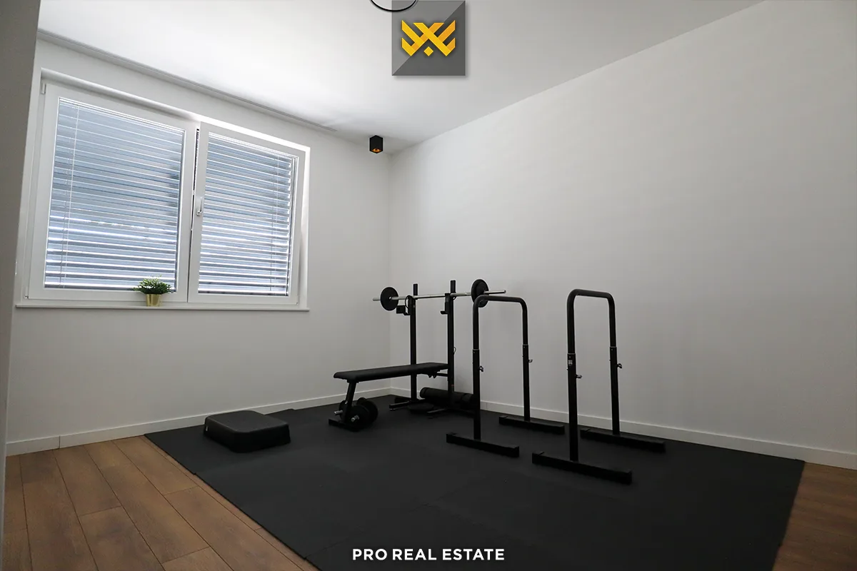 Dy shtëpi 350m² + 250m² për #SHITJE në Lagjen Qëndresa