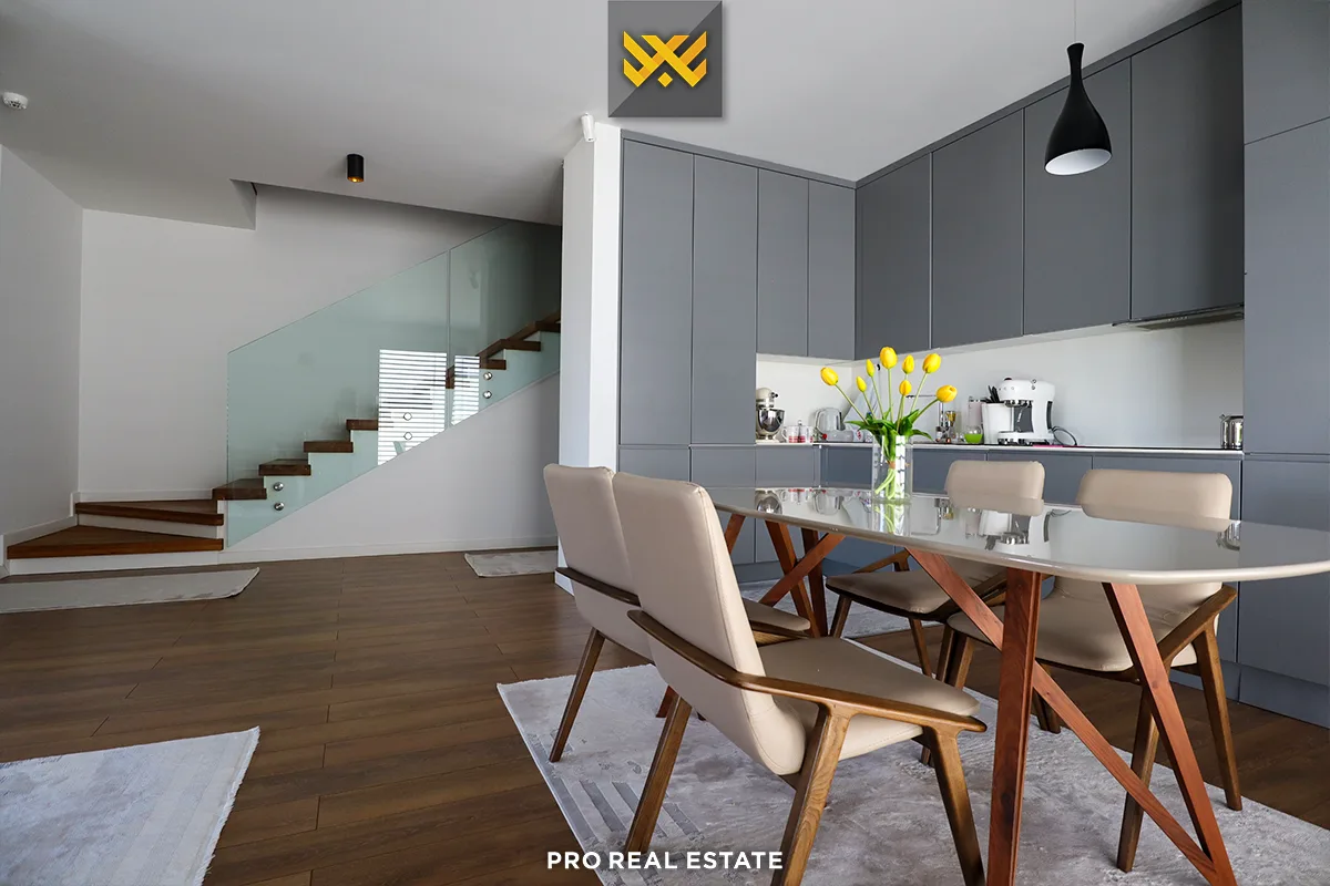 Dy shtëpi 350m² + 250m² për #SHITJE në Lagjen Qëndresa