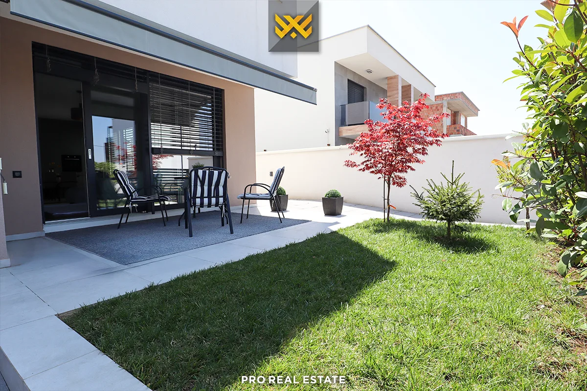 Dy shtëpi 350m² + 250m² për #SHITJE në Lagjen Qëndresa