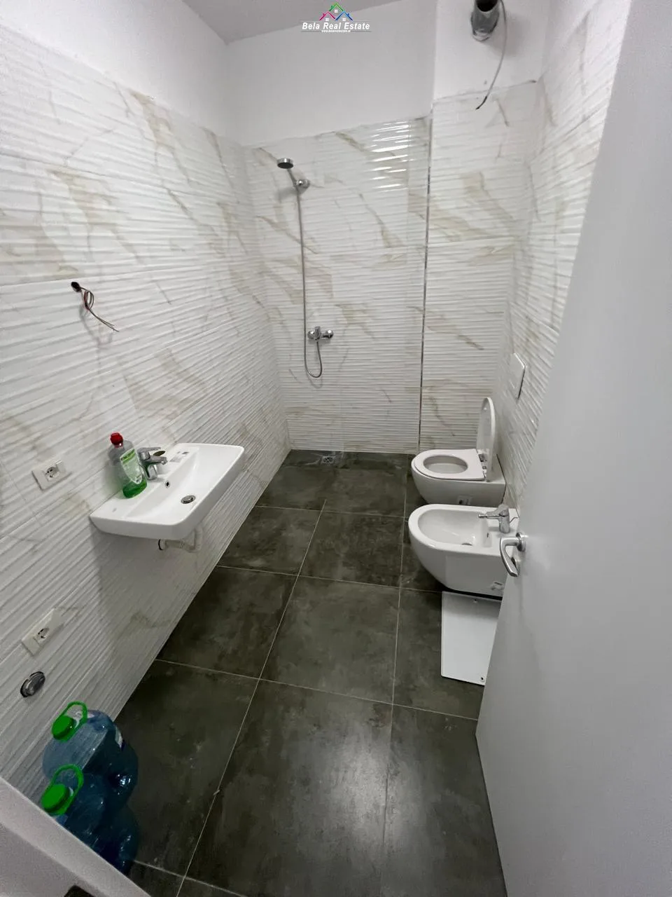 Zyre Me Qera Tek ish Stacioni Trenit (ID BZ2758) Tirane