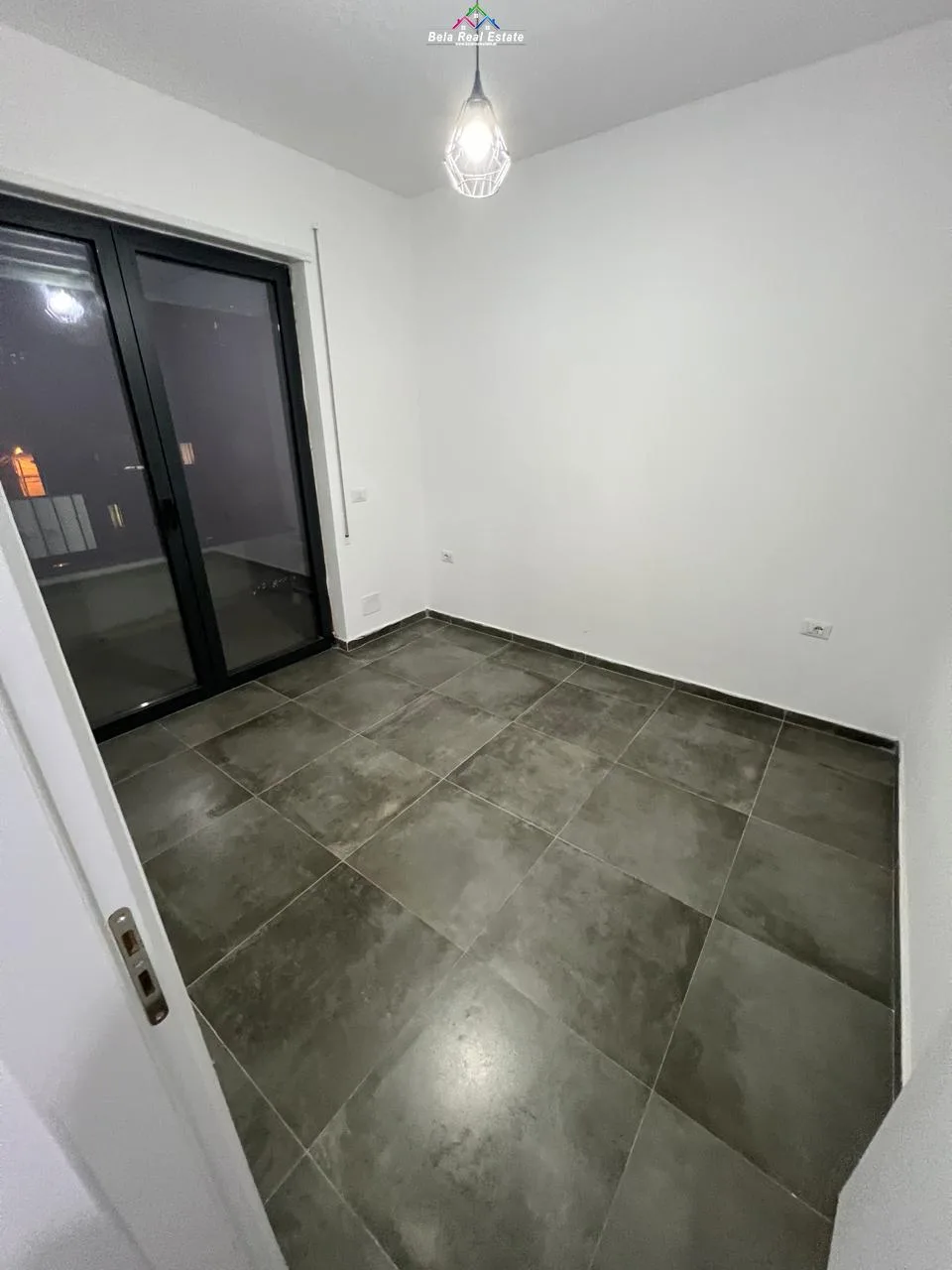 Zyre Me Qera Tek ish Stacioni Trenit (ID BZ2758) Tirane