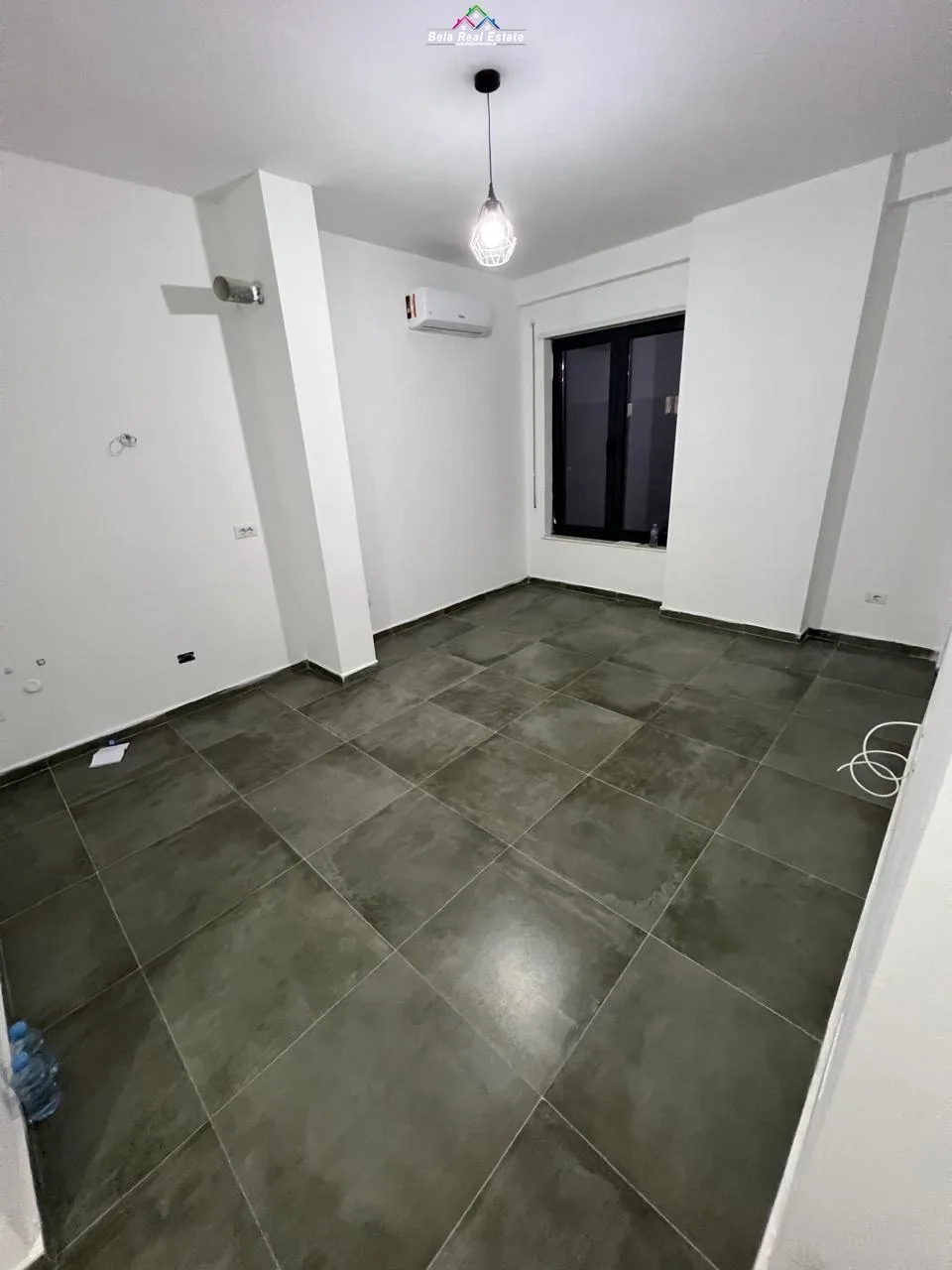 Zyre Me Qera Tek ish Stacioni Trenit (ID BZ2758) Tirane