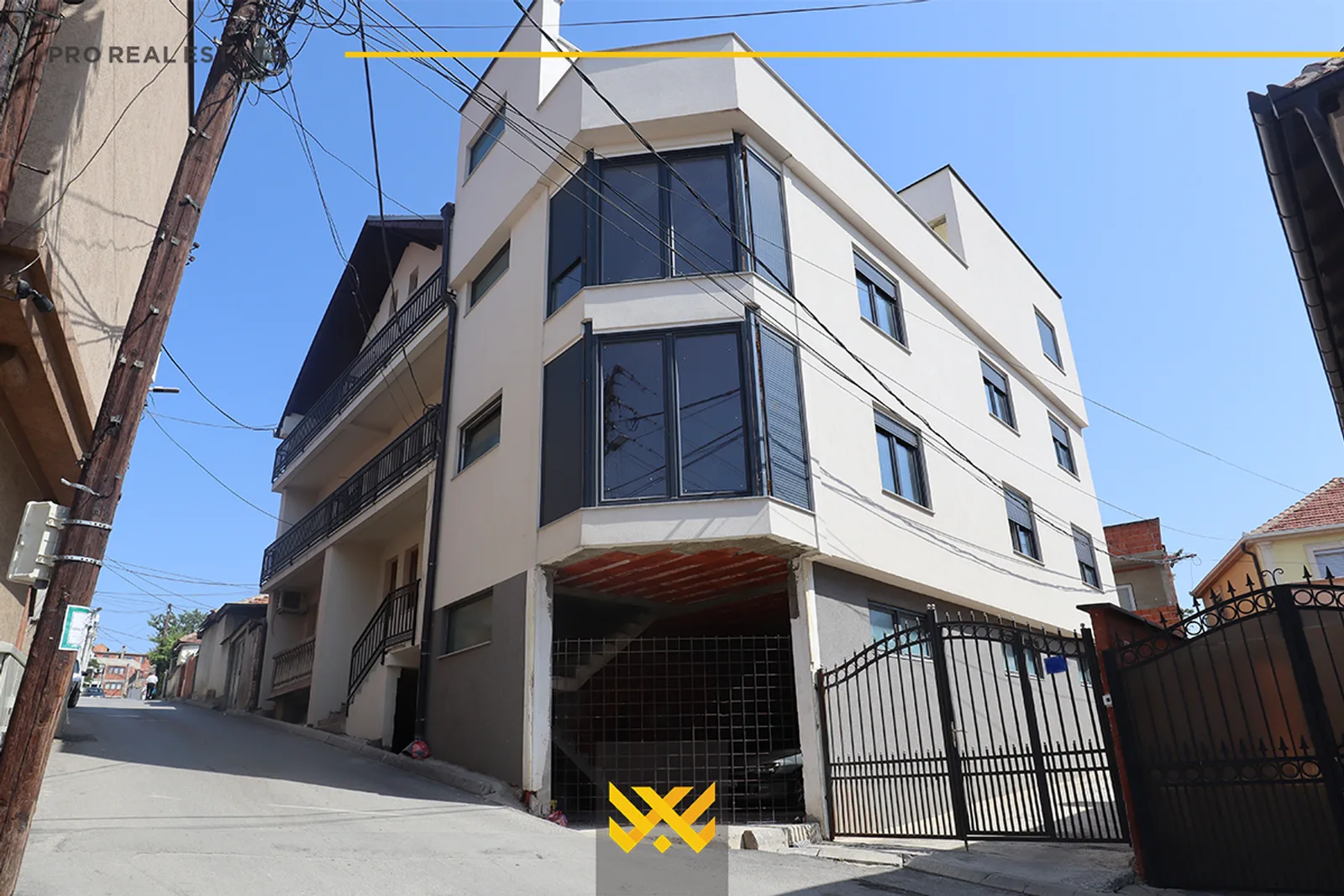 Shtëpi 320m² në #SHITJE në Lagjen Medresa.