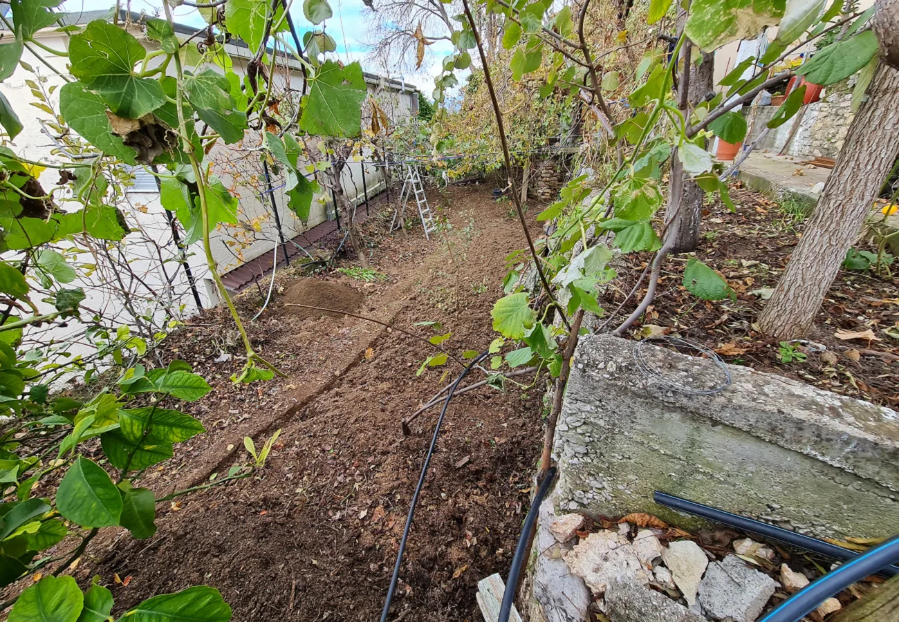Shitet shtëpi private + truall në fshatin lukovë, himarë
