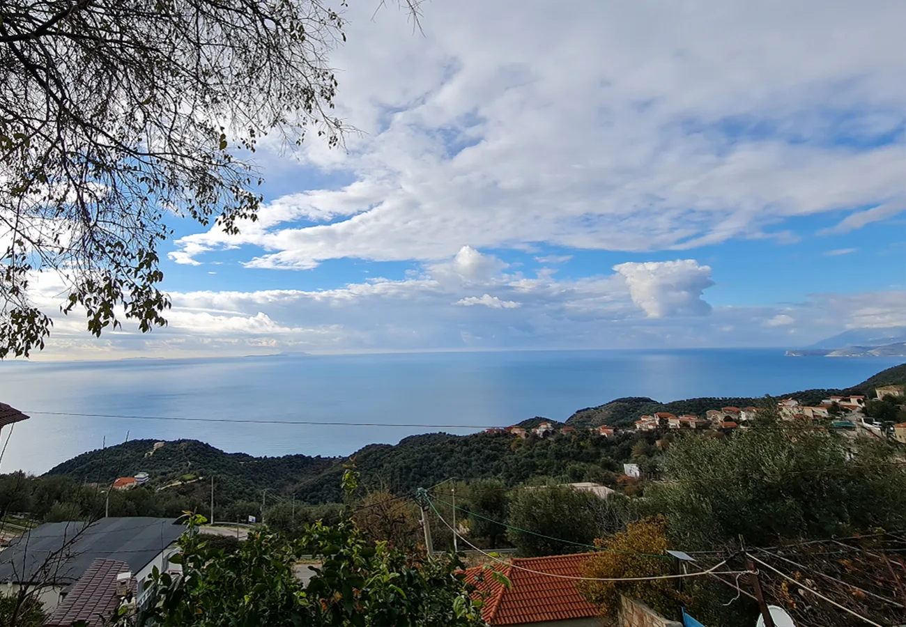 Shitet shtëpi private + truall në fshatin lukovë, himarë