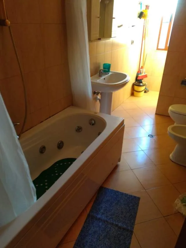 Jepet me qera Zyre 2+1 tek Ish Ekspozita (ID BZ2224) Tirane