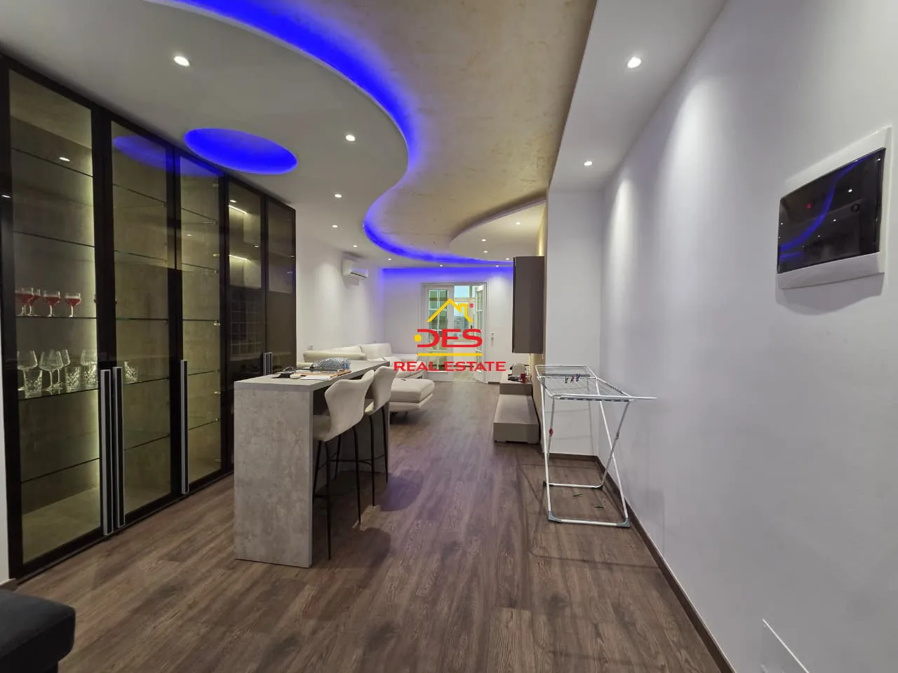 Shitet apartament luksoz 2+1 pranë zyrës së punës, vlorë.