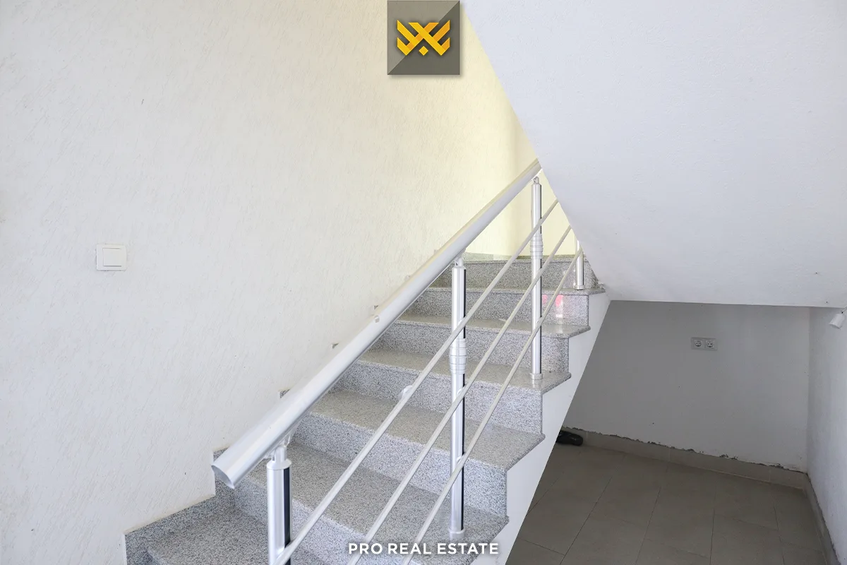 Shtëpi 270m² për #SHITJE në Lagjen Gallapi