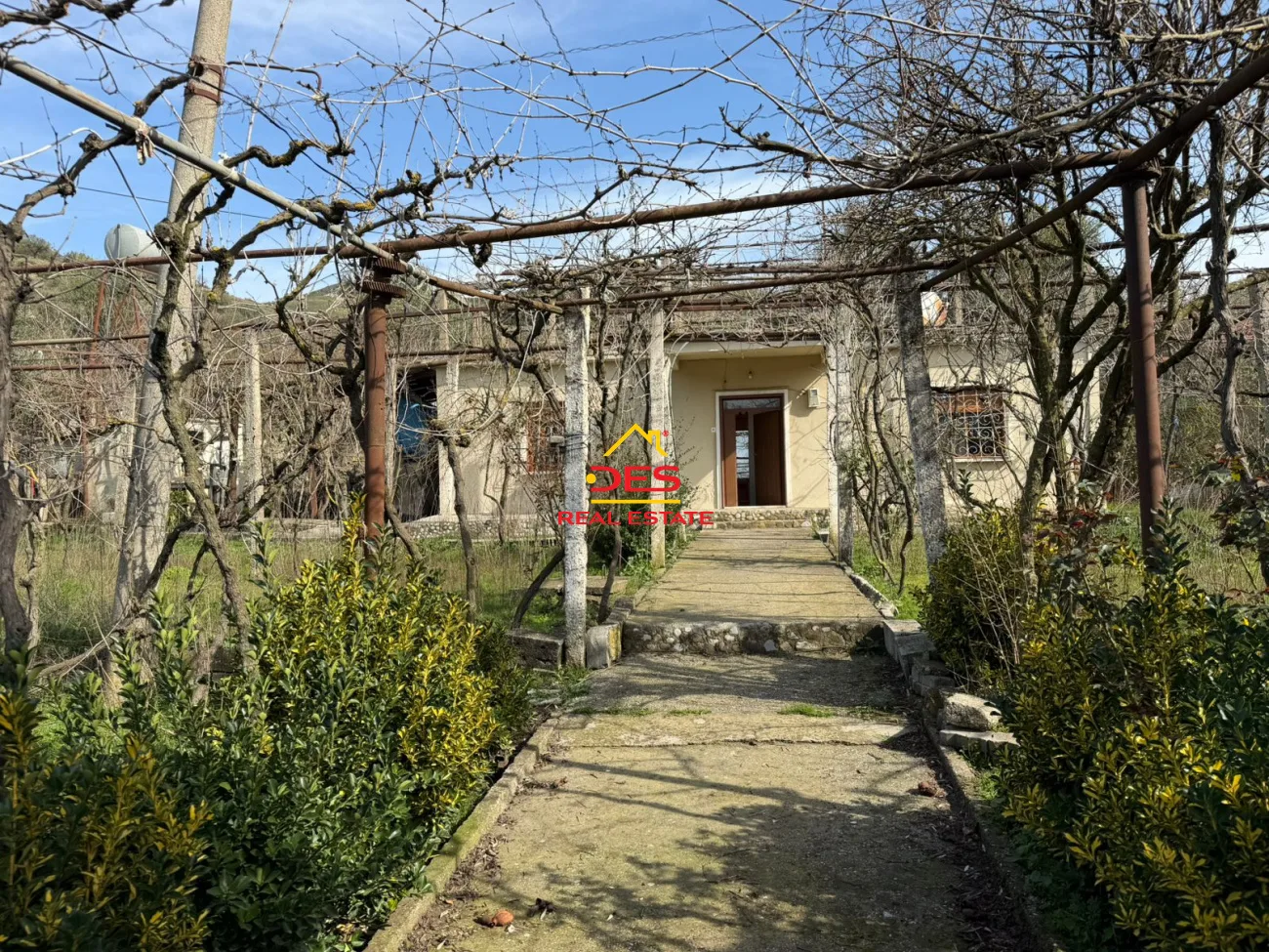 Shitet shtëpi private + truall në kotë, vlorë