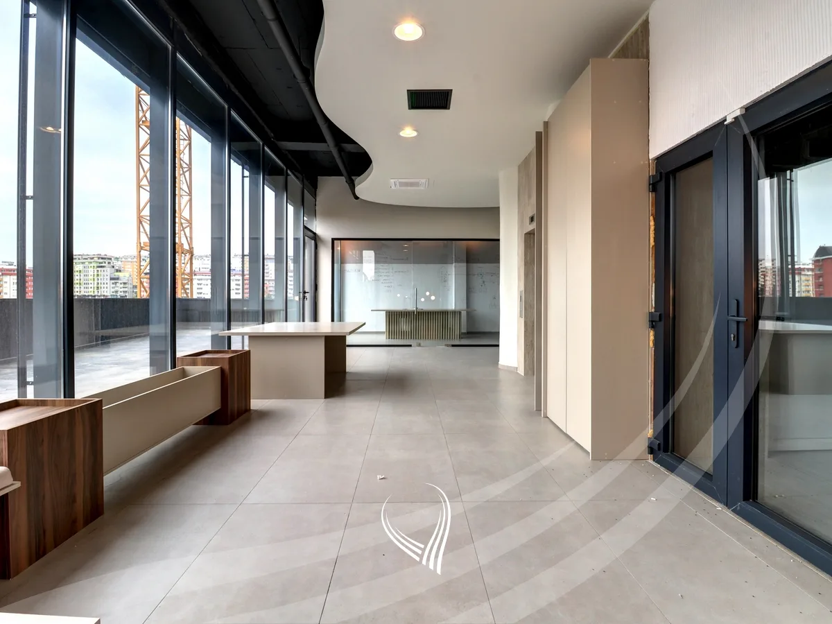 Zyre 275m2 + 140m2 (terasë) me qira në lagjen Lakrishtë - Arting