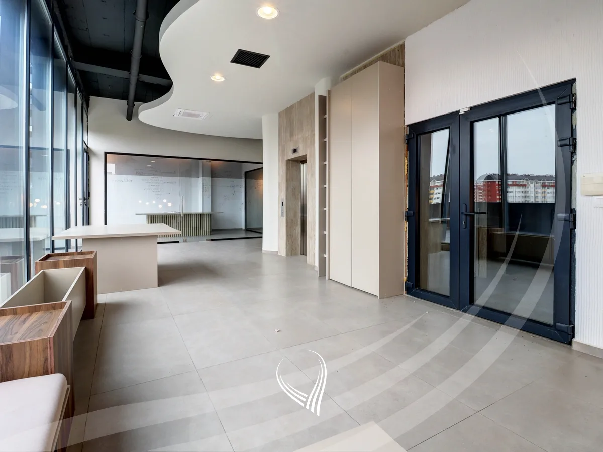 Zyre 275m2 + 140m2 (terasë) me qira në lagjen Lakrishtë - Arting