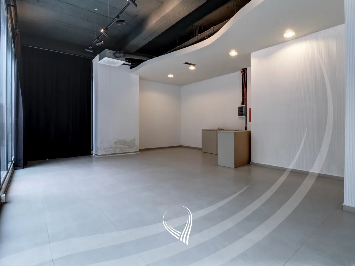 Zyre 275m2 + 140m2 (terasë) me qira në lagjen Lakrishtë - Arting