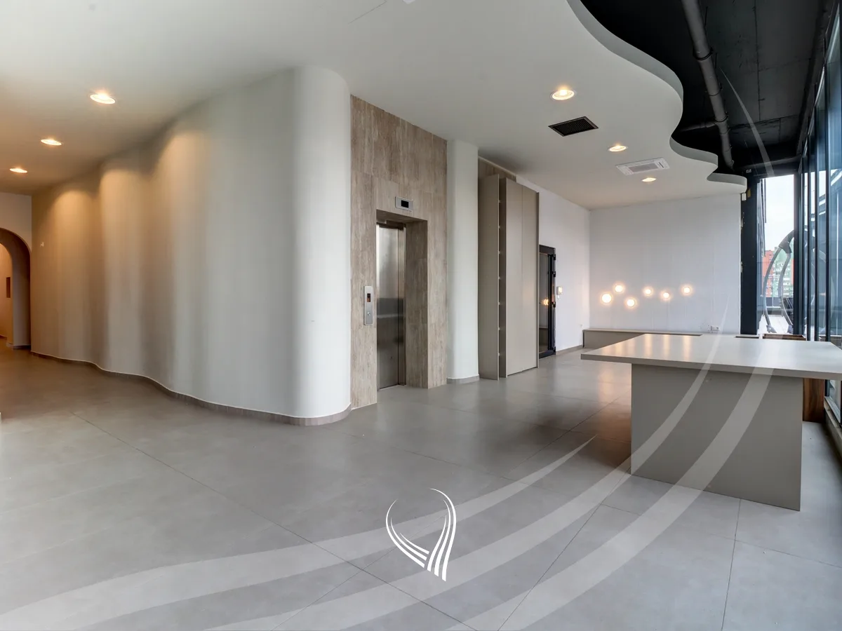 Zyre 275m2 + 140m2 (terasë) me qira në lagjen Lakrishtë - Arting