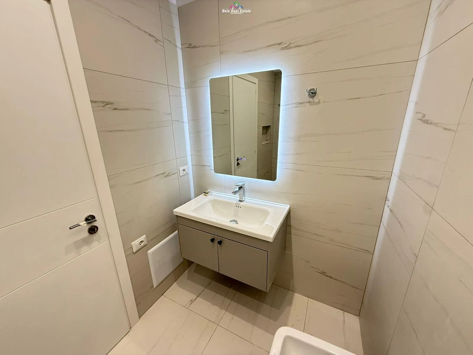 Zyre Me Qera 2+1 Tek Komuna e Parisit (ID BZ2824) Tirane