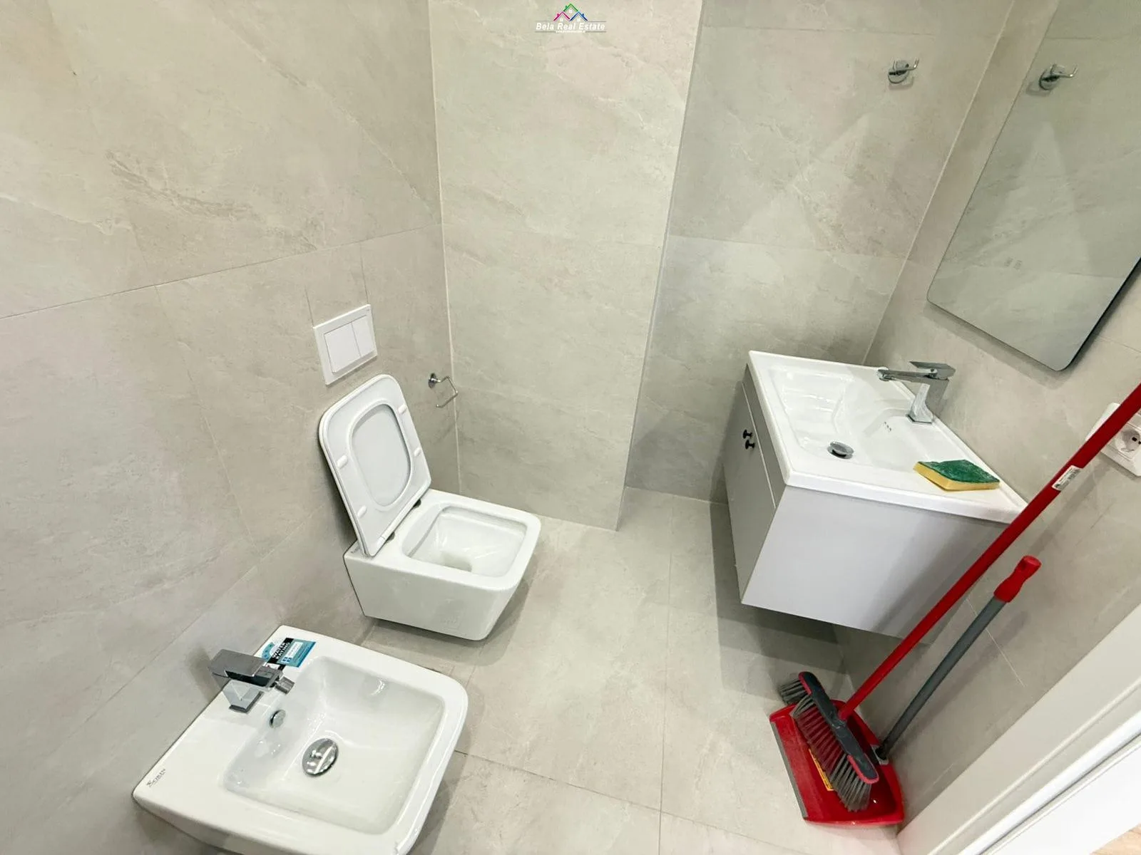 Zyre Me Qera 2+1 Tek Komuna e Parisit (ID BZ2824) Tirane