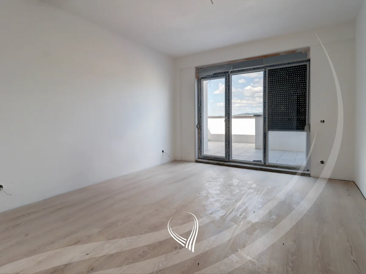 Penthouse me 4 dhoma gjumi në shitje në lagjen Prishtina e Re