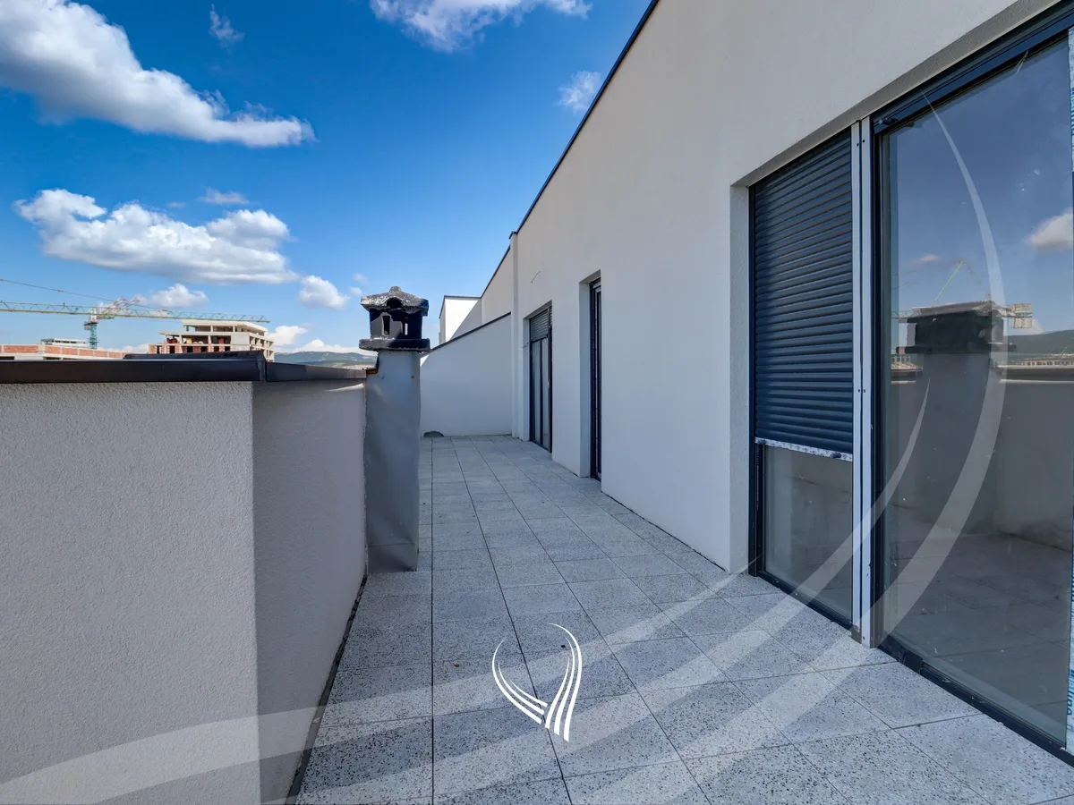 Penthouse me 4 dhoma gjumi në shitje në lagjen Prishtina e Re