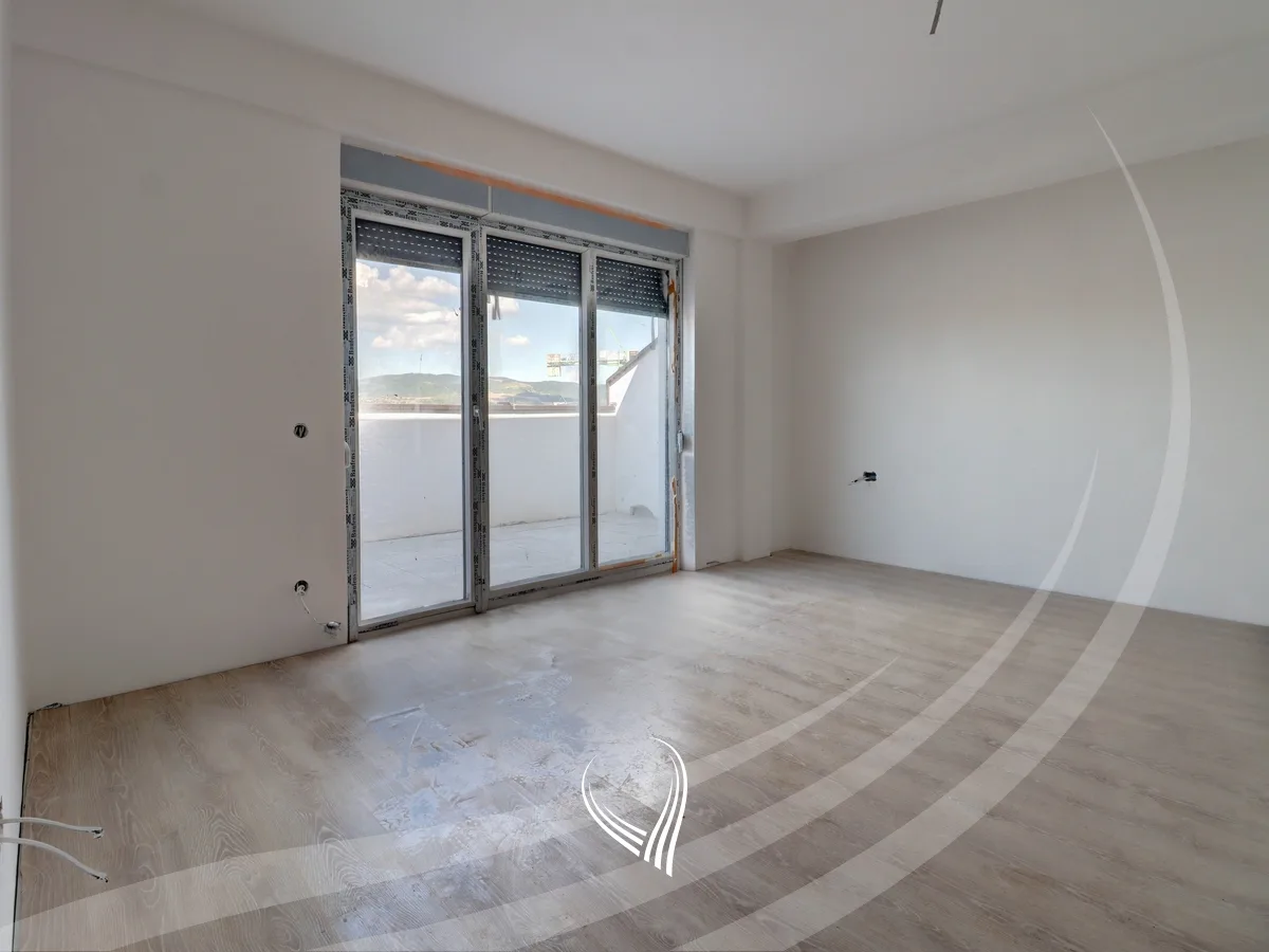 Penthouse me 4 dhoma gjumi në shitje në lagjen Prishtina e Re