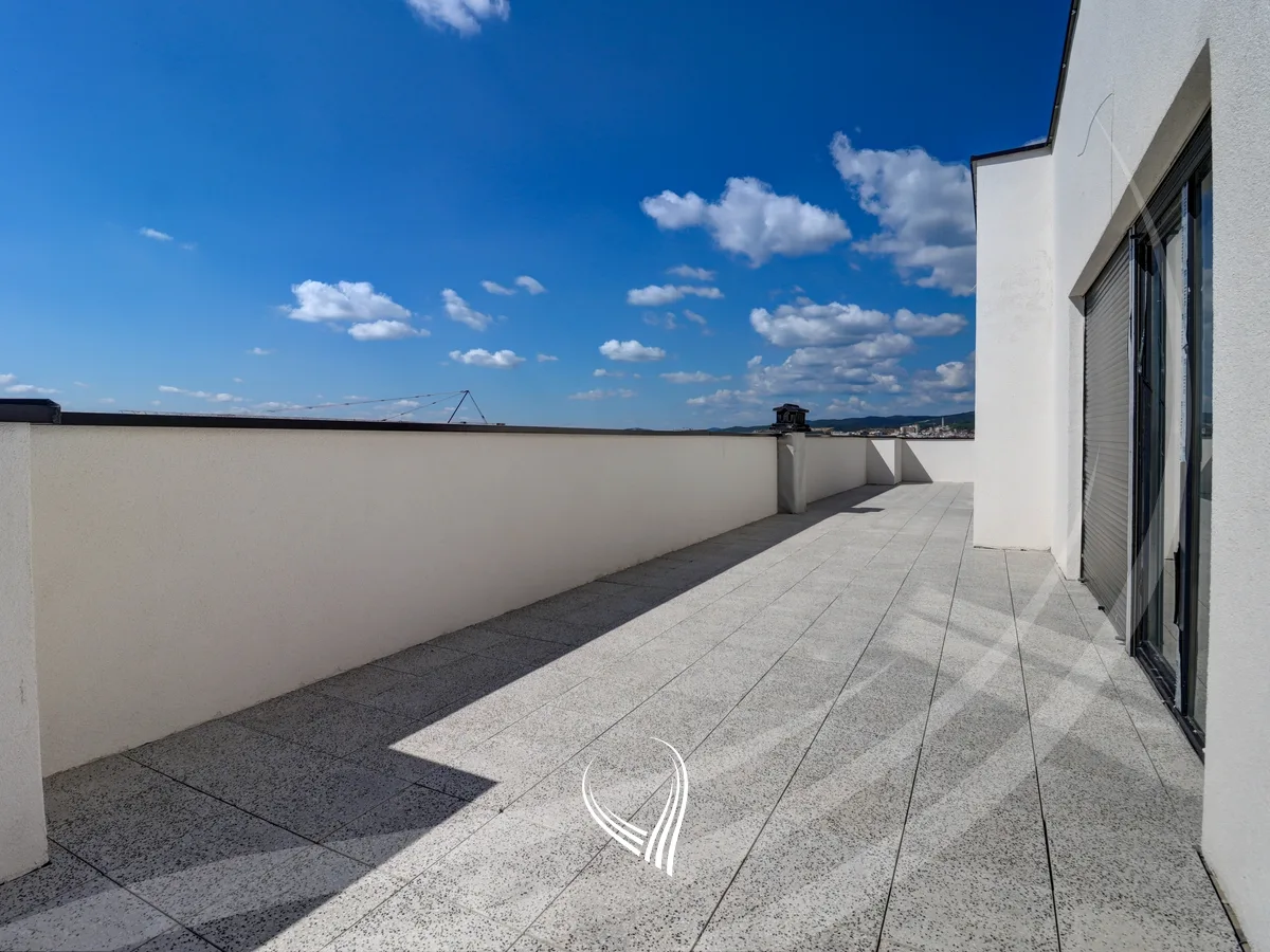 Penthouse me 4 dhoma gjumi në shitje në lagjen Prishtina e Re