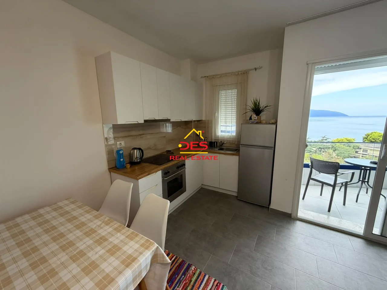 Jepet me qira apartament 1+1+ garazh në uji të ftohtë, vlorë – me pamje ballore nga deti