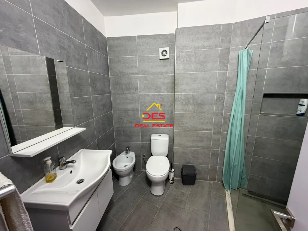 Jepet me qira apartament 1+1+ garazh në uji të ftohtë, vlorë – me pamje ballore nga deti
