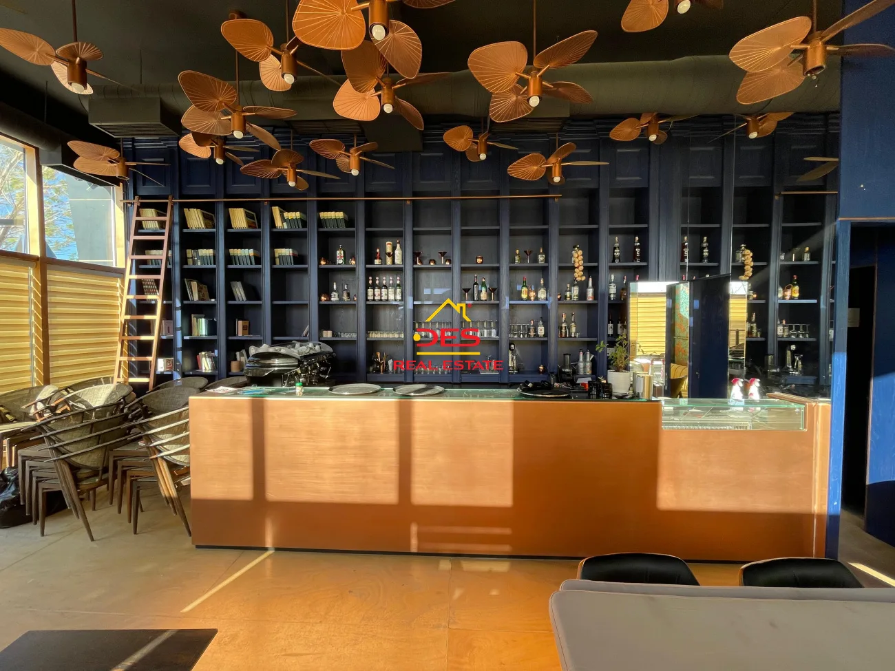 Jepet me qira bar-kafe në fillim të lungomares,vlorë.