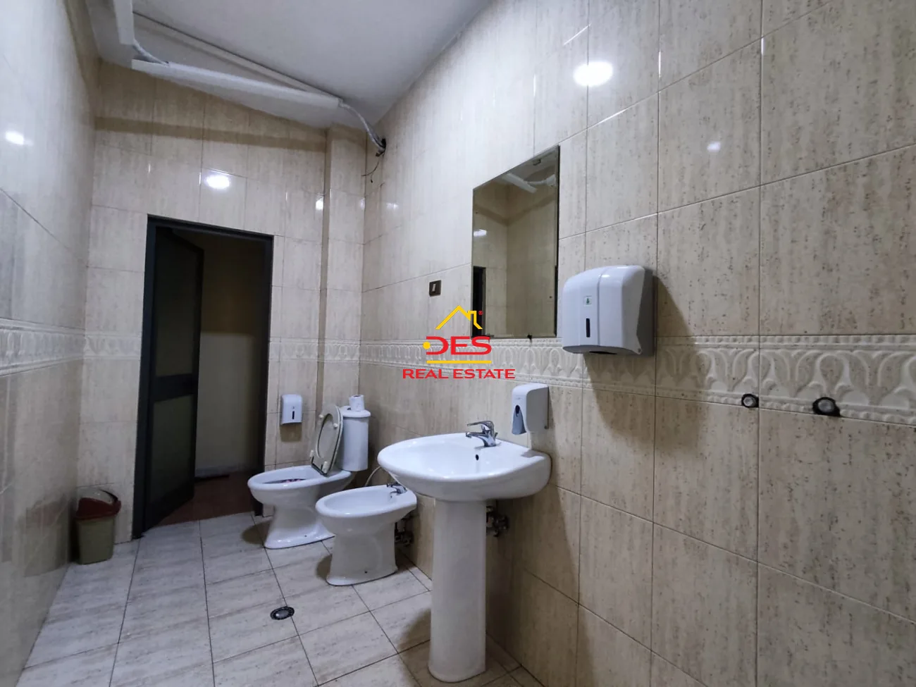 Jepet me qira ambjent biznesi 100 m2, mine peza, tiranë.