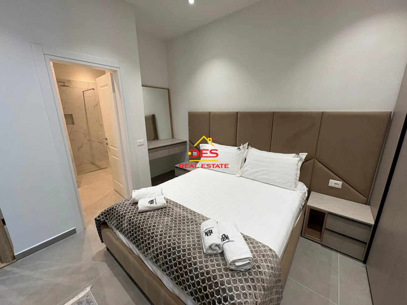 Shiten 3 apartamente 1+1 në lungomare, pranë hannover, vlorë.