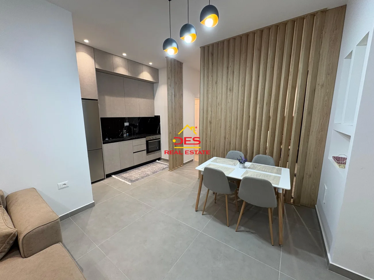 Shiten 3 apartamente 1+1 në lungomare, pranë hannover, vlorë.