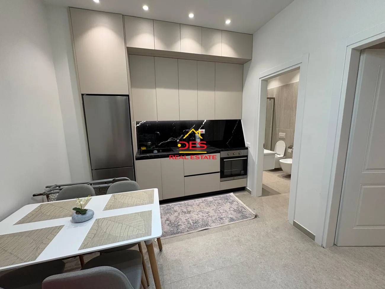 Shiten 3 apartamente 1+1 në lungomare, pranë hannover, vlorë.