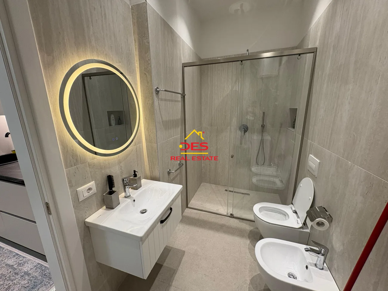 Shiten 3 apartamente 1+1 në lungomare, pranë hannover, vlorë.
