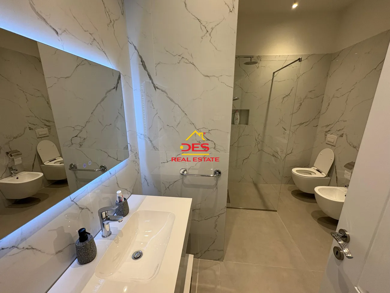 Shiten 3 apartamente 1+1 në lungomare, pranë hannover, vlorë.