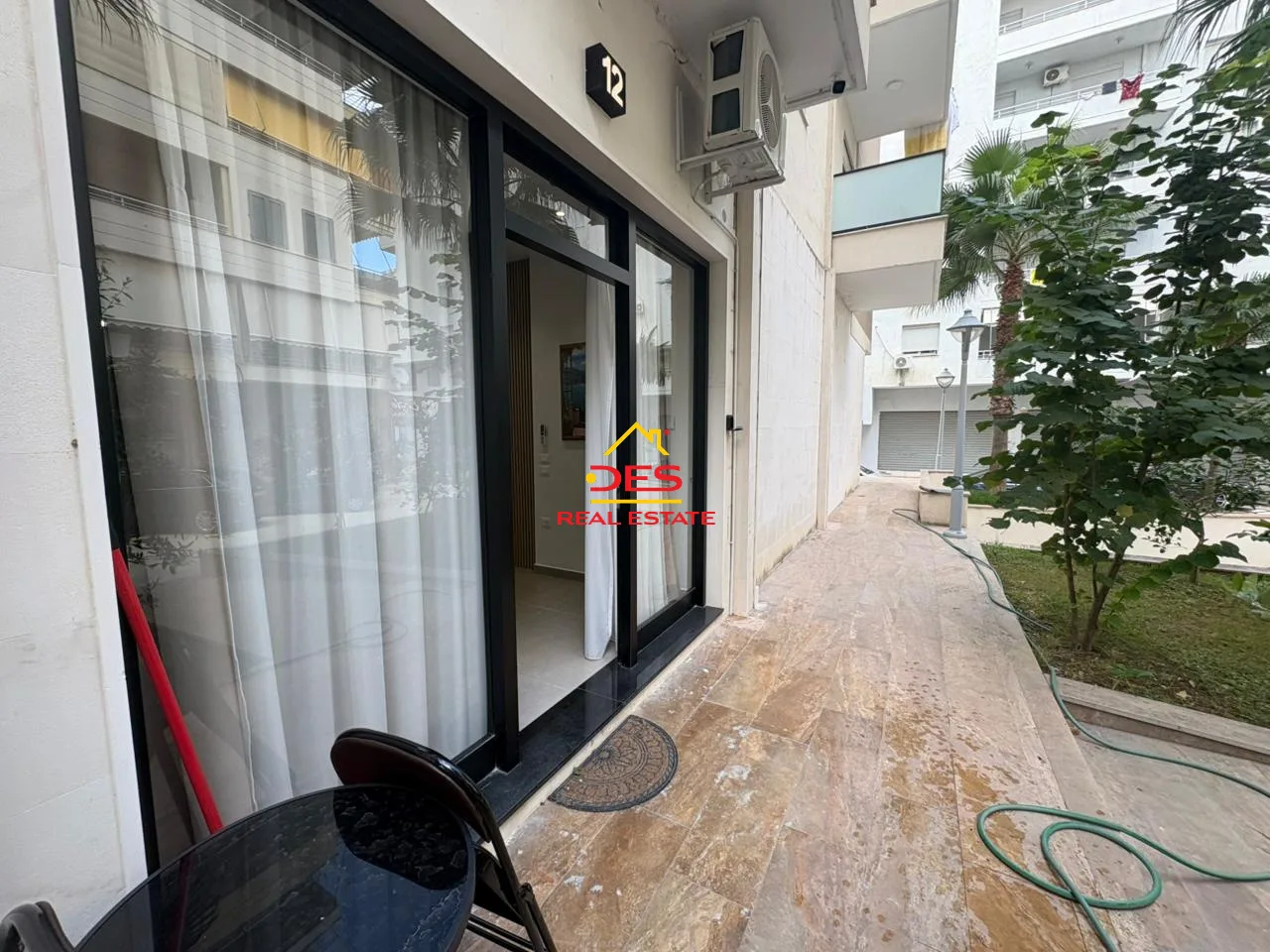 Shiten 3 apartamente 1+1 në lungomare, pranë hannover, vlorë.