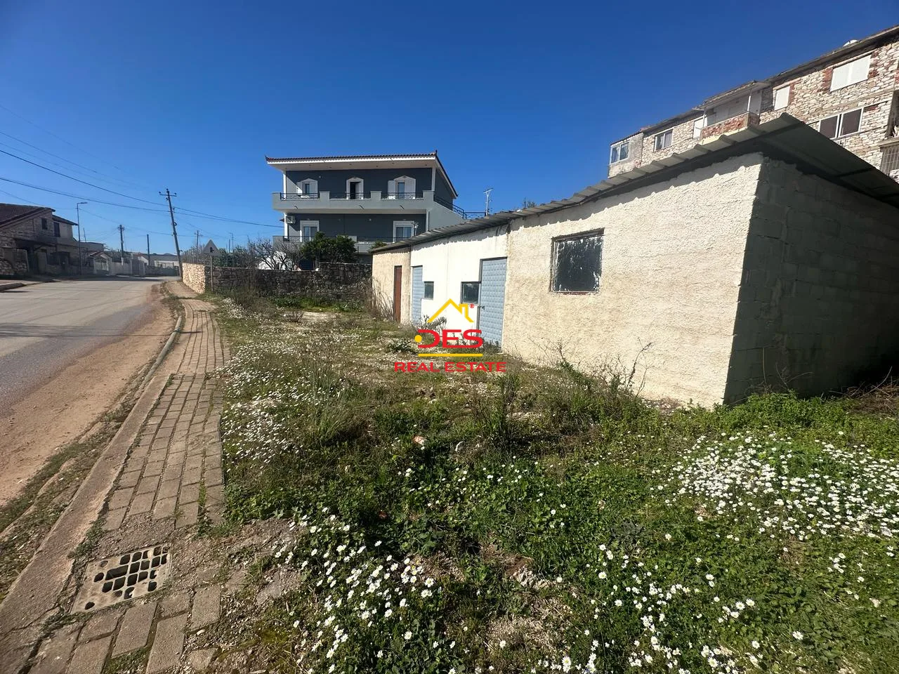 Shitet godinë private + toke truall në cuke , sarandë