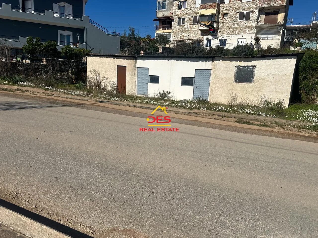 Shitet godinë private + toke truall në cuke , sarandë