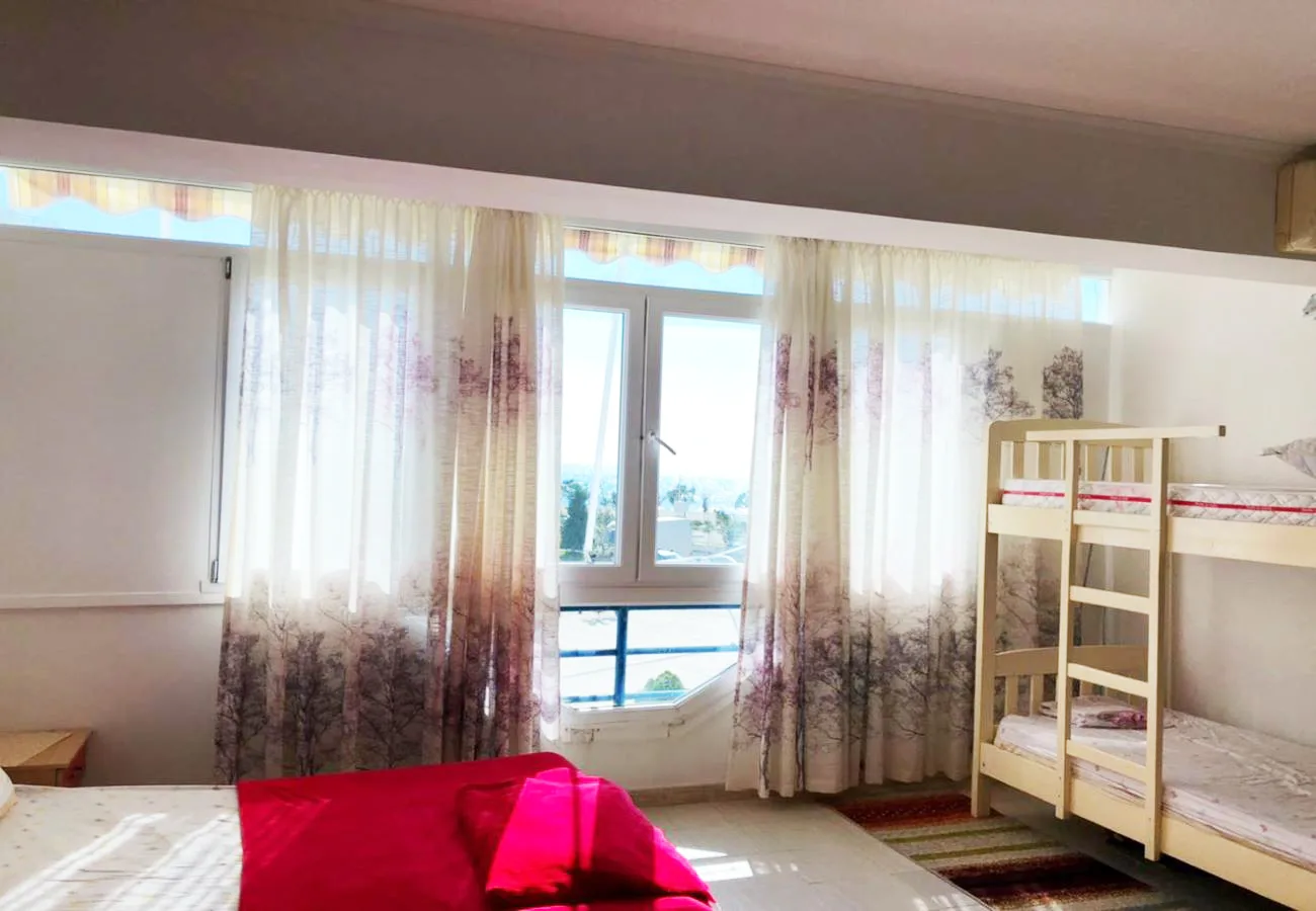 Shitet garsionere me pamje nga deti, shëngjin.