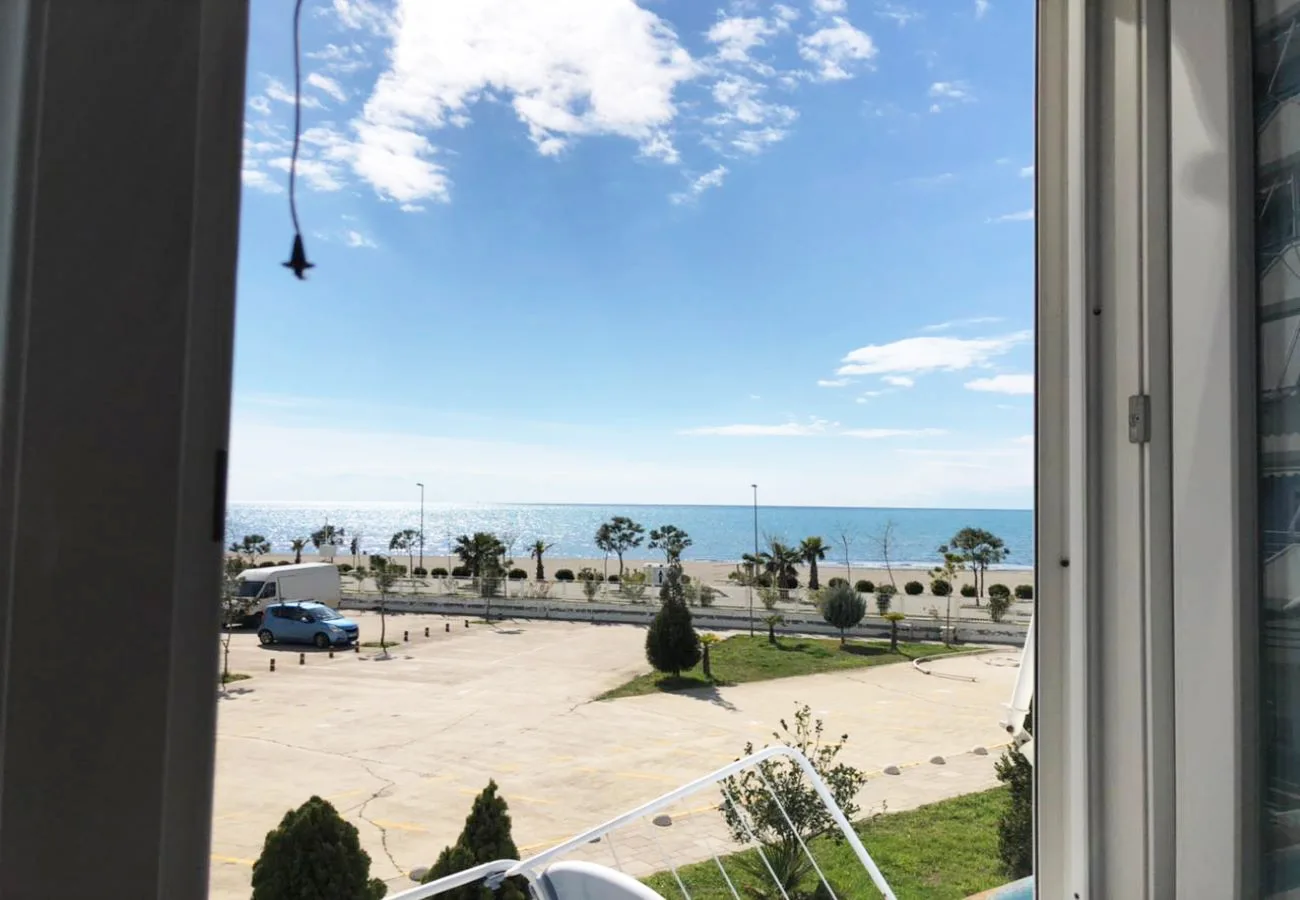 Shitet garsionere me pamje nga deti, shëngjin.