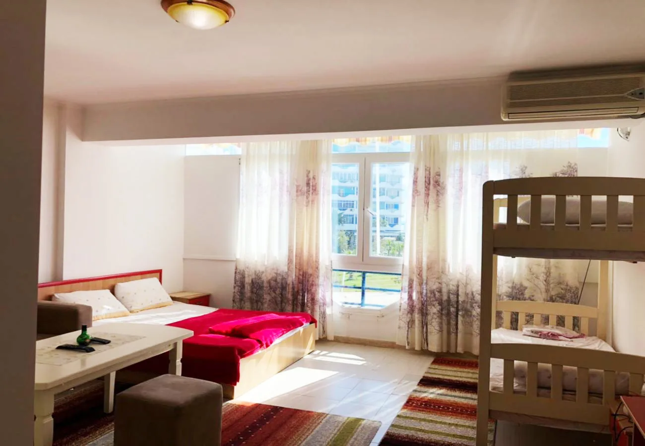 Shitet garsionere me pamje nga deti, shëngjin.